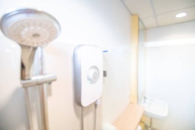 Soyut, bulanık banyo arka planı. Otel kaplıcaları için pencere pervazı odaklı ürün gösterimi için boş beyaz mermer döşeme. Lüks ev tuvaleti.