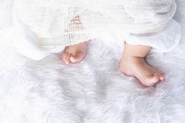 Bebek odası yatağında beyaz battaniyeli şirin bir bebek. Tapılası yeni doğmuş çocuk, küçük oğlan gözleri insanlar aile, yeni çocukluk, bebek yumuşak deri portresi konsepti. Sarılık sendromu hastanesi.