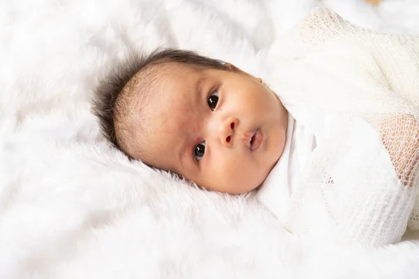 Nettes Neugeborenes Mädchen Weißer Decke Auf Dem Kinderbett Liebenswertes Neugeborenes — Stockfoto