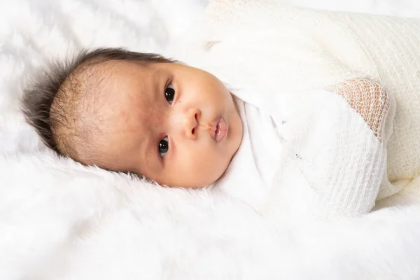 Nettes Neugeborenes Mädchen Weißer Decke Auf Dem Kinderbett Liebenswertes Neugeborenes — Stockfoto