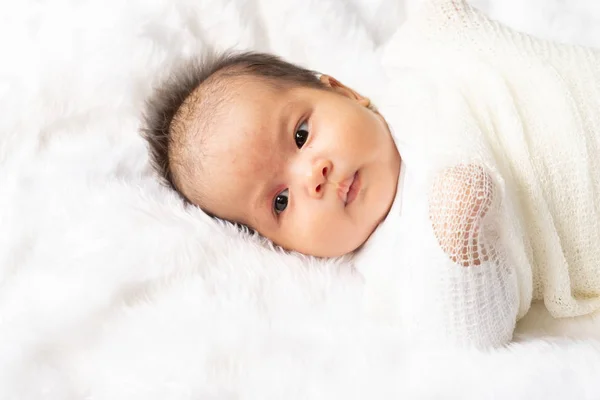 Nettes Neugeborenes Mädchen Weißer Decke Auf Dem Kinderbett Liebenswertes Neugeborenes — Stockfoto