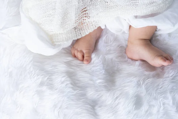 Menina Recém Nascido Bonito Cobertor Branco Cama Berçário Adorável Criança — Fotografia de Stock