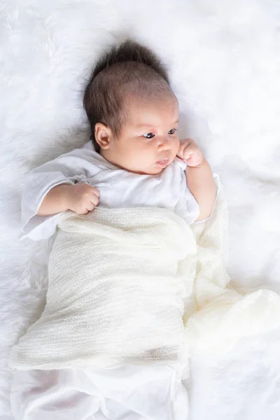 Nettes Neugeborenes Mädchen Weißer Decke Auf Dem Kinderbett Liebenswertes Neugeborenes — Stockfoto