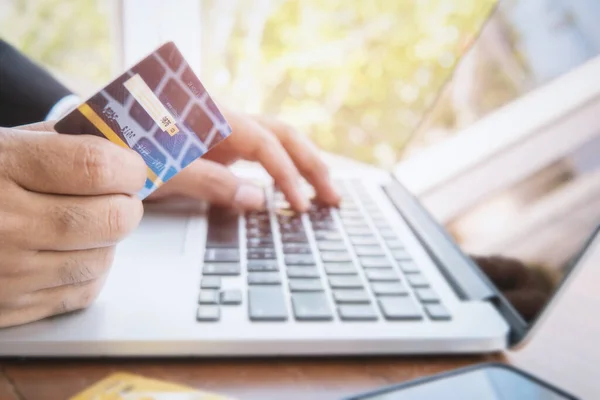 Business Man Χέρι Κατέχουν Πιστωτική Κάρτα Για Ψώνια Στο Διαδίκτυο — Φωτογραφία Αρχείου
