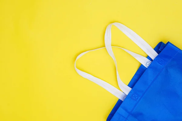 Flat Lay Eco Azul Saco Compras Sobre Papel Amarelo Cor — Fotografia de Stock