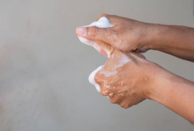 Müslüman kadınlar, mutfak lavabosu konseptinde hijyen sağlığını önlemek için sabun alkolü jeliyle ellerini yıkıyorlar. Karantina İslam insanları mikrop ve mikrop salgını Coronavirus 19 'u yaydılar.