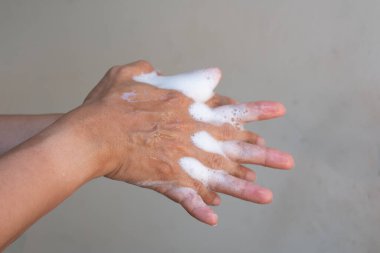 Müslüman kadınlar, mutfak lavabosu konseptinde hijyen sağlığını önlemek için sabun alkolü jeliyle ellerini yıkıyorlar. Karantina İslam insanları mikrop ve mikrop salgını Coronavirus 19 'u yaydılar.