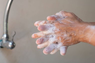 Müslüman kadınlar, mutfak lavabosu konseptinde hijyen sağlığını önlemek için sabun alkolü jeliyle ellerini yıkıyorlar. Karantina İslam insanları mikrop ve mikrop salgını Coronavirus 19 'u yaydılar.
