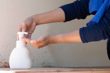 Müslüman kadınlar, mutfak lavabosu konseptinde hijyen sağlığını önlemek için sabun alkolü jeliyle ellerini yıkıyorlar. Karantina İslam insanları mikrop ve mikrop salgını Coronavirus 19 'u yaydılar.