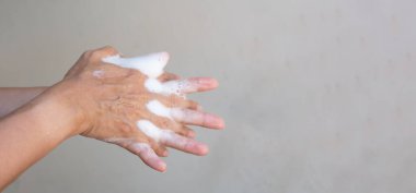 Müslüman kadınlar, mutfak lavabosu konseptinde hijyen sağlığını önlemek için sabun alkolü jeliyle ellerini yıkıyorlar. Karantina İslam insanları mikrop ve mikrop salgını Coronavirus 19 'u yaydılar.