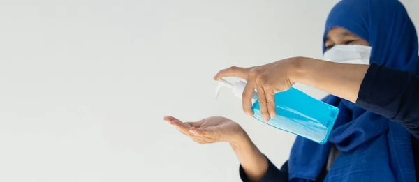 Muslim Women Wash Hand Soap Alcohol Gel Sanitizer Kitchen Sink — Stock Photo, Image