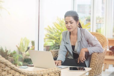 Genç bayan öğrenci mobil tablet uygulamasında kablosuz internet öğrenimi ve birlikte çalışma kullanıyor. Modern kız blogcu kanepesi dizüstü bilgisayar eğitimi sınıfı online cihaz, uzayda sosyal mesafe