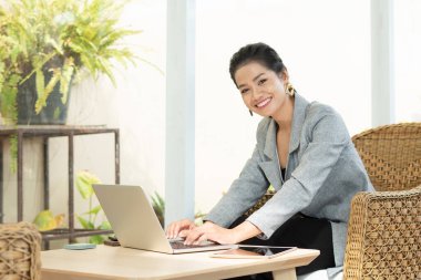 Genç bayan öğrenci mobil tablet uygulamasında kablosuz internet öğrenimi ve birlikte çalışma kullanıyor. Modern kız blogcu kanepesi dizüstü bilgisayar eğitimi sınıfı online cihaz, uzayda sosyal mesafe