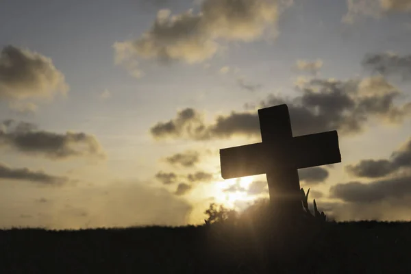 석양을 십자가에 실루엣 그리스도의 죽음은 성령의 종교적 종교적 기독교적 찬양의 — 스톡 사진