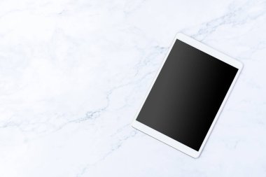 Vintage Tablet model düz yatıyordu eski beyaz mermer masa üstü görünüm arkaplan dokusu boş alan konsepti çalışma alanı ofis boş notu, iş takvimi planı, blog yazarı fikri