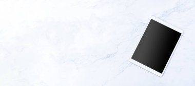 Geniş tablet maketi düz eski beyaz mermer masa üstü görünüm arka plan dokusu boş alan konsepti çalışma alanı ofis boş notu, iş takvimi planı, panoramik blog yazarı fikri