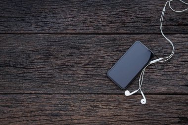 Klasik akıllı telefon modeli düz yatıyordu eski ahşap masa üstü ahşap arka plan dokusu uzay konsepti çalışma alanı ofis boş görünüm, kal ve iş blogcusu fikri evde
