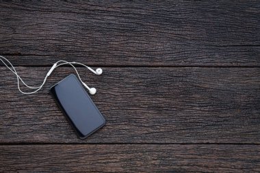 Klasik akıllı telefon modeli düz yatıyordu eski ahşap masa üstü ahşap arka plan dokusu uzay konsepti çalışma alanı ofis boş görünüm, kal ve iş blogcusu fikri evde
