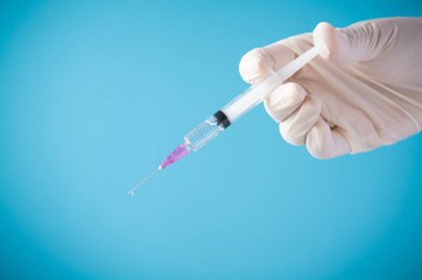 Coronavirus salgını için mavi arka plan konseptini, COVID-19 virüsünü salgından sosyal bilimciler için geniş çaplı bir aşıya ayırmak için