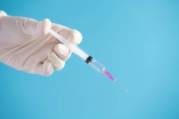 Läkare Håller Syringe Vaccin Mot Koronavirus Isolat Blå Bakgrund Koncept — Stockfoto