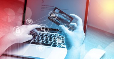 İş kadınlarının elinde internet üzerinden alışveriş için kredi kartı, bankamatik satın alma tasarrufu için masa arkasında kredi kartı. Alışveriş kolikleri, perakende satış parası, banka hesap konsepti.