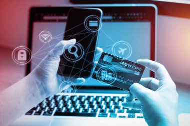 İş kadınlarının elinde internet üzerinden alışveriş için kredi kartı, bankamatik satın alma tasarrufu için masa arkasında kredi kartı. Alışveriş kolikleri, perakende satış parası, banka hesap konsepti.