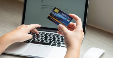 İş kadınlarının elinde internet üzerinden alışveriş için kredi kartı, bankamatik satın alma tasarrufu için masa arkasında kredi kartı. Alışveriş kolikleri, perakende satış parası, banka hesap konsepti.