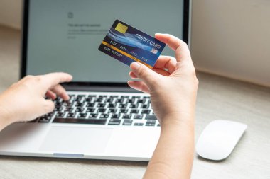 İş kadınlarının elinde internet üzerinden alışveriş için kredi kartı, bankamatik satın alma tasarrufu için masa arkasında kredi kartı. Alışveriş kolikleri, perakende satış parası, banka hesap konsepti.