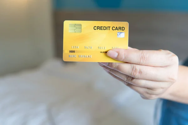 Business Γυναίκα Χέρι Κατέχουν Πιστωτική Κάρτα Για Ψώνια Στο Διαδίκτυο — Φωτογραφία Αρχείου
