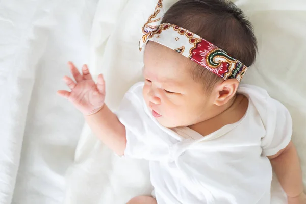 Bebe Lindo Bebe De Dos Semanas Durmiendo En La Cama Con El Concepto De Fondo Blanco Dia Internacional De La Nina Manzana Del Ojo Bautismo Cristiano Bebe Recien Nacido Descanso Mentir Bebe Lindo Bebe De Dos Semanas Durmiendo En La Cama Con El Concepto De Fondo Blanco Dia Internacional De La Nina Manzana Del Ojo Bautismo Cristiano Bebe Recien Nacido Descanso Mentir