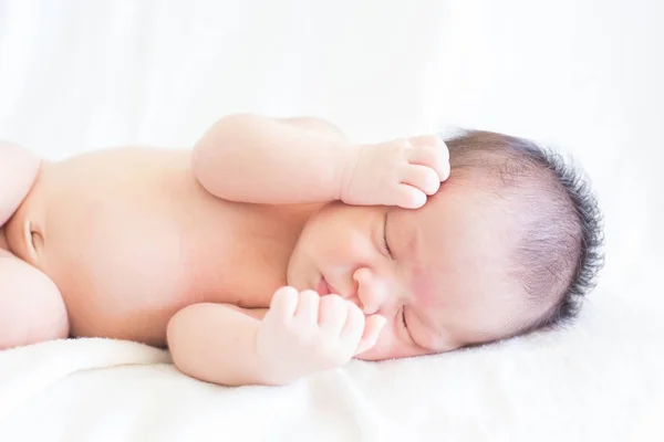 Bebe Lindo Bebe De Dos Semanas Durmiendo En La Cama Con El Concepto De Fondo Blanco Dia Internacional De La Nina Manzana Del Ojo Bautismo Cristiano Bebe Recien Nacido Dulce Amor