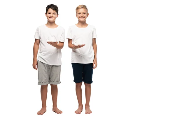 Dos Hermanos Sonrientes Mirando Cámara Mientras Sostienen Tazas Café Sobre — Foto de Stock