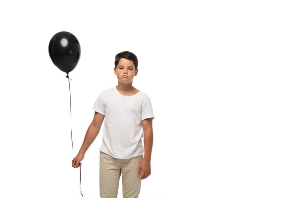 Chateado Menino Segurando Balão Preto Enquanto Estava Isolado Branco — Fotografia de Stock