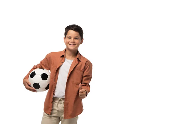 Veselý Chlapec Drží Fotbalový Míč Ukazující Palec Nahoru Izolované Bílém — Stock fotografie