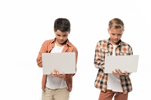 Két Figyelmes Testvér Laptopot Használ Fehér Alapon Elszigetelve — Stock Fotó