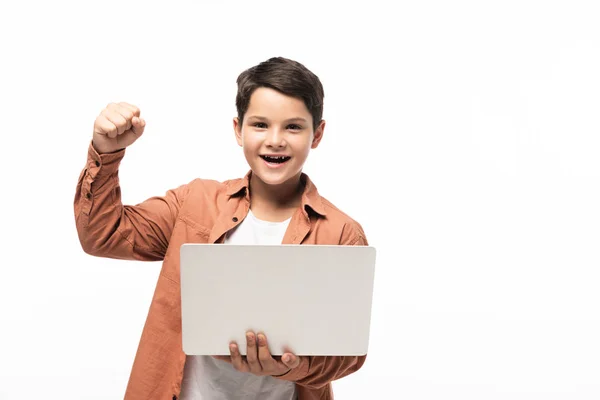 Băiat Vesel Care Deține Laptop Arată Gestul Câștigător Izolat Alb — Fotografie, imagine de stoc