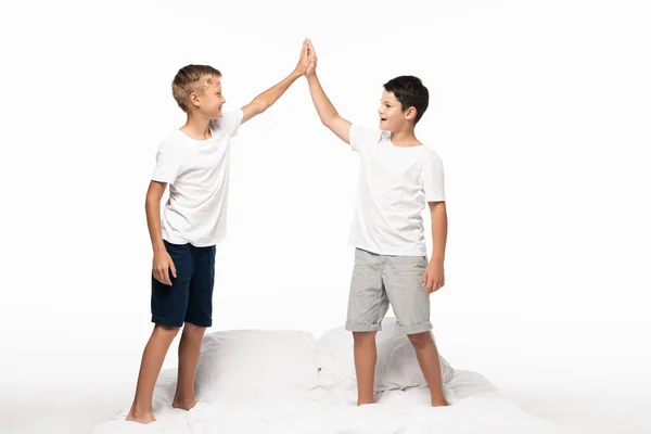 Dois Irmãos Felizes Cama Dando Alta Cinco Isolados Branco — Fotografia de Stock