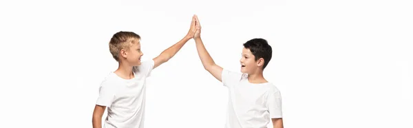 Tiro Panorâmico Dois Irmãos Felizes Dando Alta Cinco Isolados Branco — Fotografia de Stock
