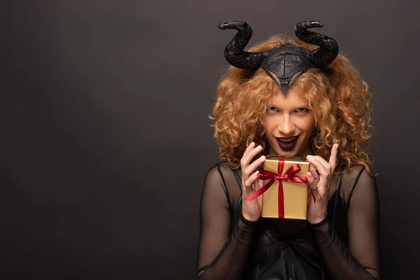 Sexy Vrouw Kwaadaardige Kostuum Holding Gift Box Voor Halloween Zwart — Stockfoto