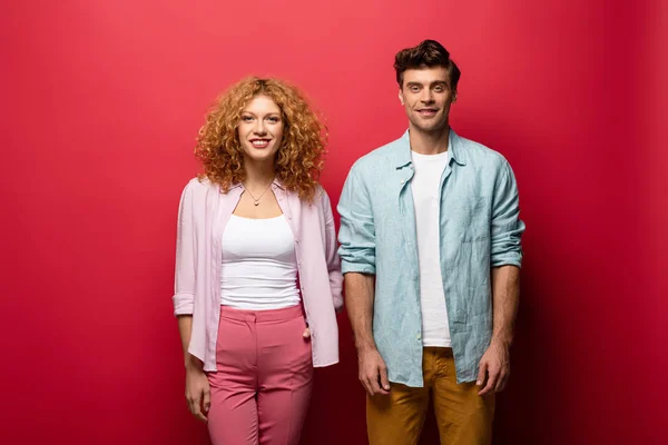 Belo Casal Feliz Roupas Casuais Isolado Vermelho — Fotografia de Stock