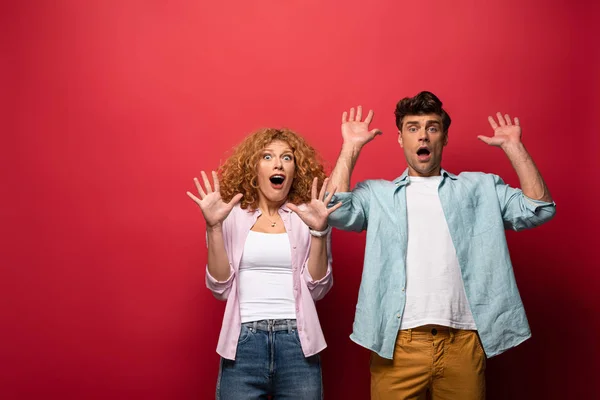 Beautiful Shocked Couple Casual Clothes Gesturing Isolated Red — Stock Photo, Image