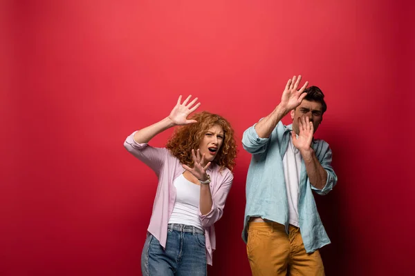Beautiful Frightened Couple Gesturing Casual Clothes Isolated Red — Stock Photo, Image