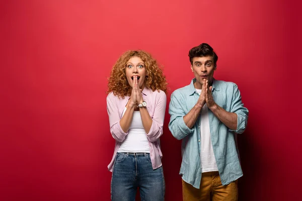 Beautiful Shocked Couple Gesturing Casual Clothes Isolated Red — Stock Photo, Image