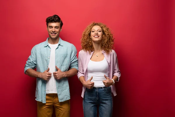 Hermosa Pareja Sonriente Mostrando Los Pulgares Hacia Arriba Aislado Rojo — Foto de Stock