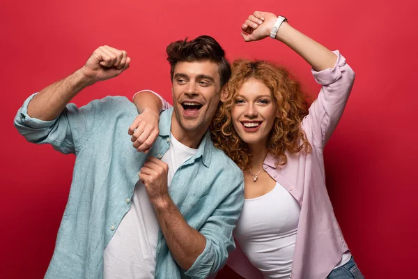 Alegre Jovem Casal Dançando Roupas Casuais Isolado Vermelho — Fotografia de Stock