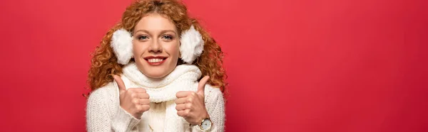 Sonriente Mujer Invierno Traje Mostrando Pulgares Hacia Arriba Aislado Rojo — Foto de Stock