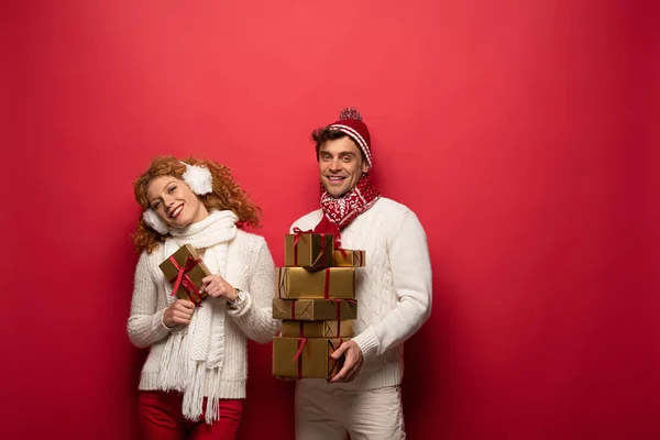 Beau Couple Tenue Hiver Tenant Cadeaux Noël Sur Rouge — Photo