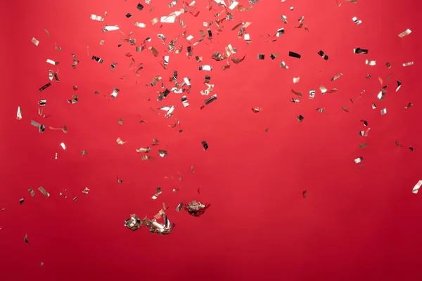 Vue Des Confettis Noël Dorés Isolés Sur Rouge — Photo