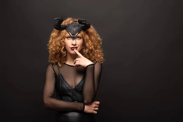 Hermosa Mujer Pensativa Posando Traje Halloween Con Cuernos Negro — Foto de Stock