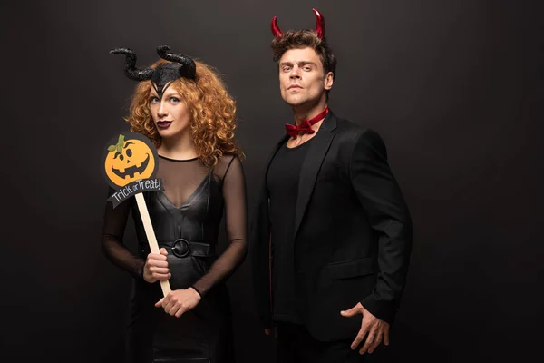 Young Couple Posing Halloween Costumes Pumpkin Trick Treat Sign Black — Stock Photo, Image